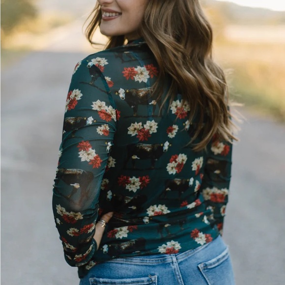 Poinsettias on the Prairie Mesh Top - Picture 5 of 7